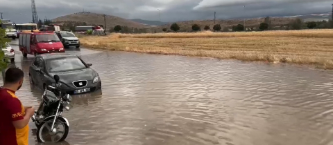 Tokat'ta sağanak; cadde ve sokaklar suyla doldu