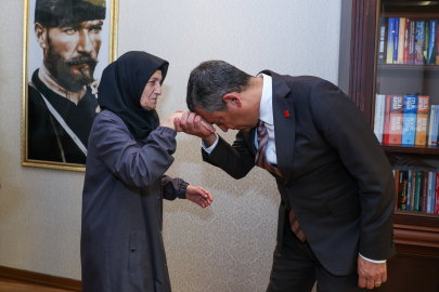 Özgür Özel, Sinan Ateş'in annesi ve kız kardeşiyle görüştü