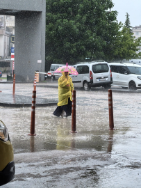 Bursa’da sağanak; sokak ve caddeler göle döndü