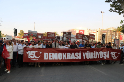 AK Parti İzmir İl Gençlik Kolları 'Demokrasi Yürüyüşü' düzenlendi