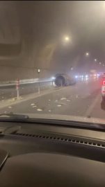 İstanbul-Pendik'te havalandırma borusu yola düştü: 2 araç zarar gördü