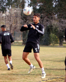 Altay'da üç genç futbolcu sözleşme imzaladı