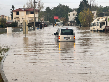 Antalya'da sağanak; göle dönen yollarda mahsur kaldılar (5)