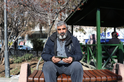 Kızı Rojin ile gezdiği yerlere gidip, sınıfındaki sırasına çiçek bıraktı