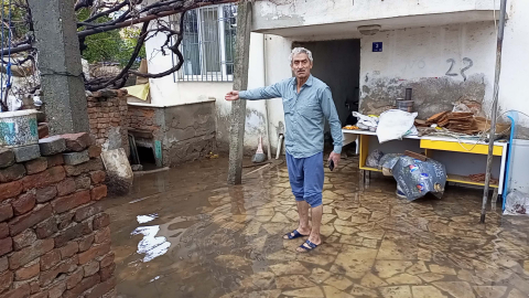 Nazilli'de sağanak; su basan bodrum kattaki aileyi ekipler kurtardı