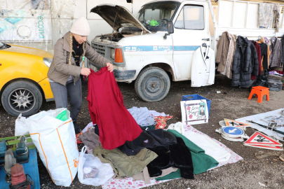 Yavru kedi hayatını değiştirdi; sokaktaki canlar için ikinci el eşya satıyor