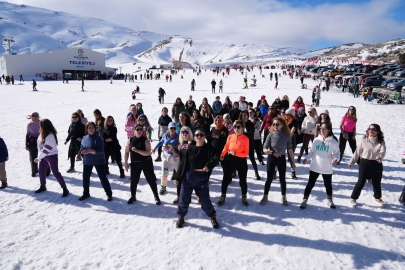 Kadınlar kayak merkezinde zumba yaptı