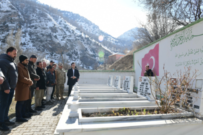 Van'da çığ faciasında şehit olan 8 güvenlik korucusu, mezarları başında anıldı