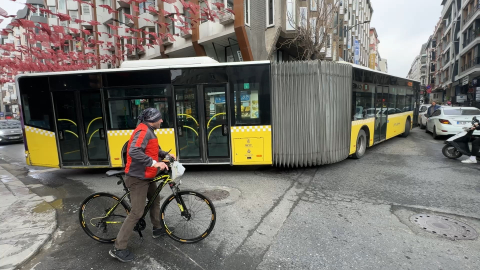 İstanbul- Avcılar'da kapatılan yol nedeniyle İETT otobüsü uzun süre sokakta kaldı