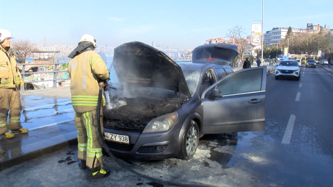 İstanbul - Üsküdar Sahilyolu'nda otomobil alev alev yandı; sürücü gözyaşlarıyla izledi