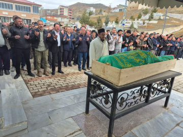 Annesinin tabutunun başında kalp krizi geçirdi