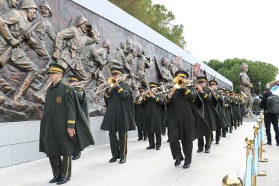 Çanakkale Deniz Zaferi'nin 110'uncu yılı kutlamaları; altın madalyalı bayrak göndere çekildi (2)